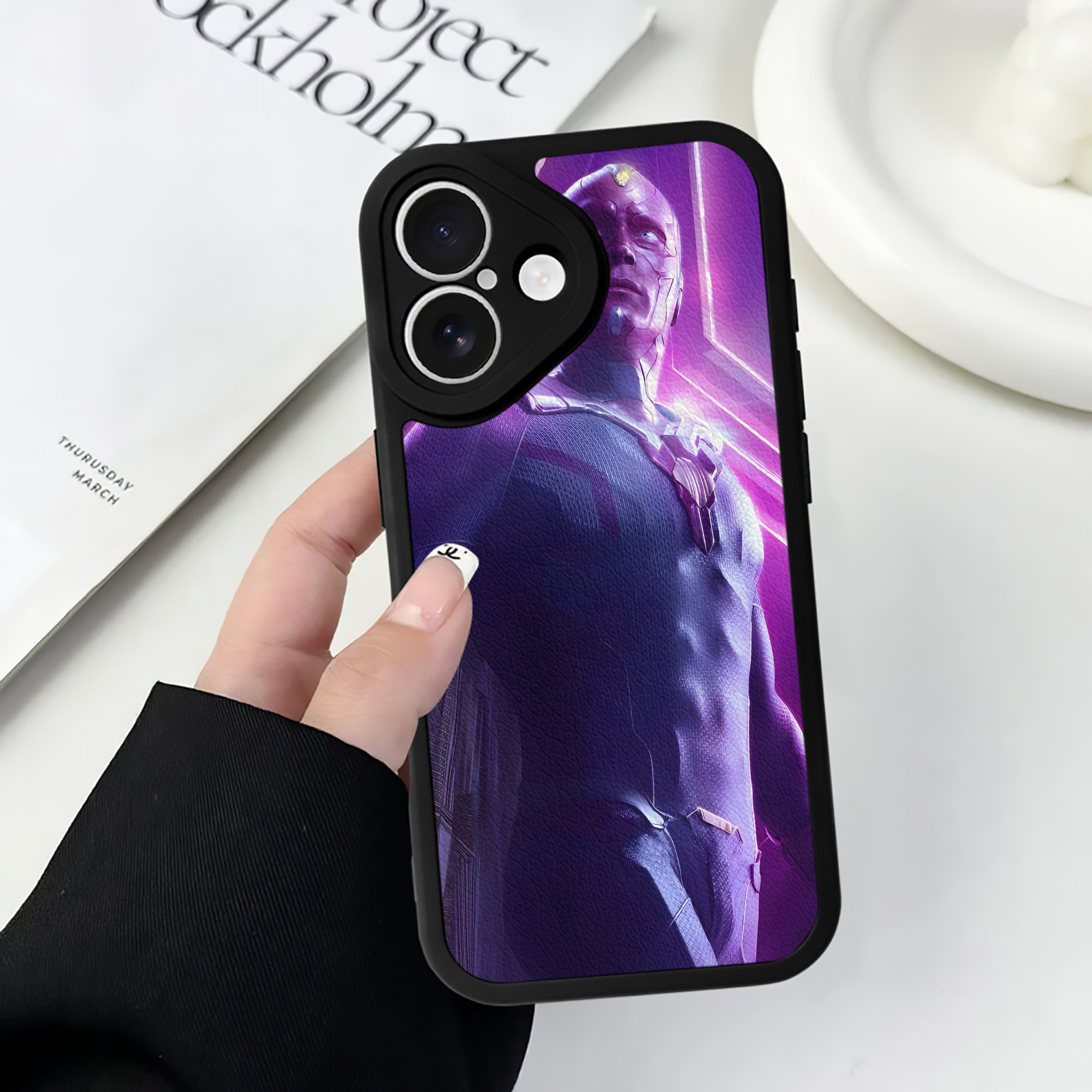 （画像用） アベンジャーズ The Avengers 【iPhone 16シリーズ対応】シリコンスマホケース（レザー調） 材質：シリコン